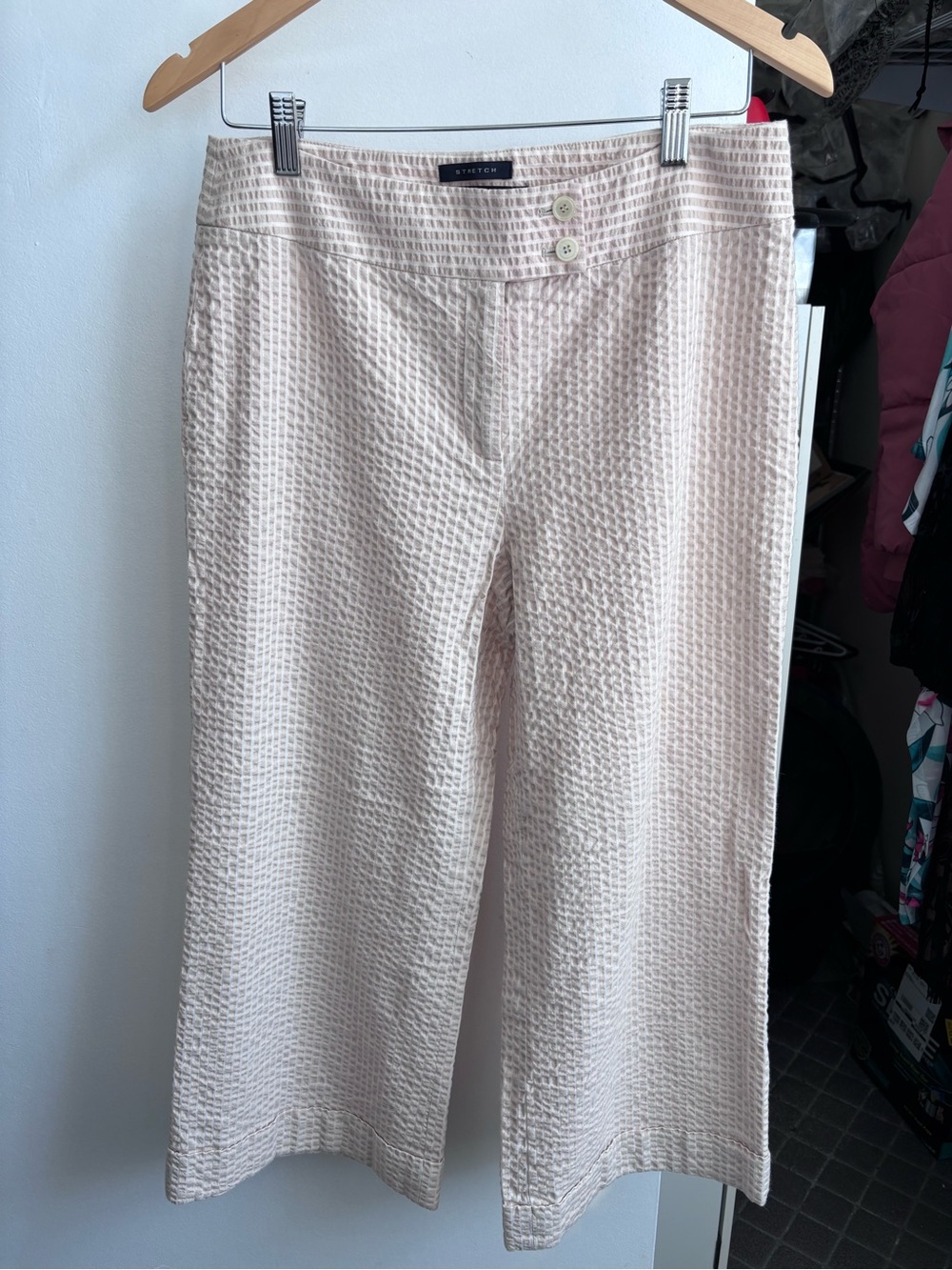 Anne Klein Seersucker Capri Cropped pants Stretch Tan white Stripe